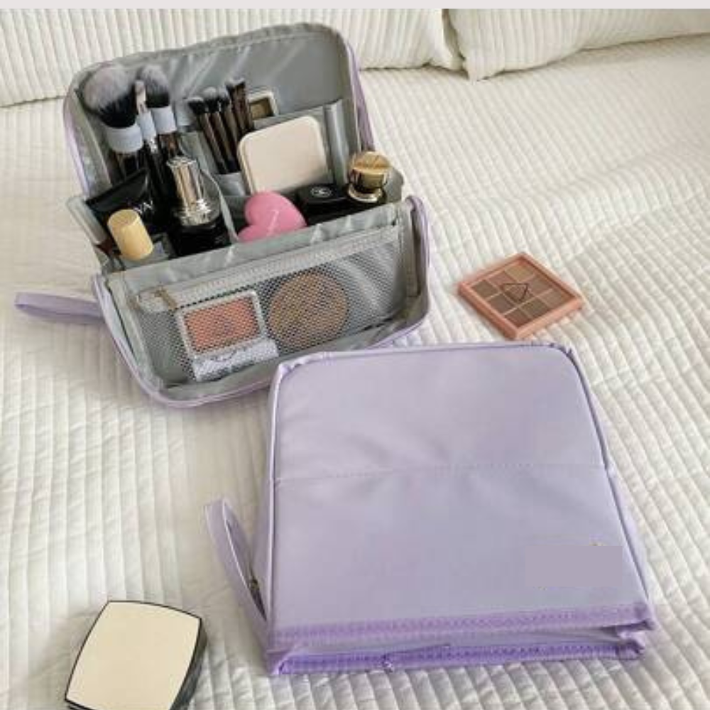 Lunaria Bloom™ – La beauty bag elegante e funzionale.